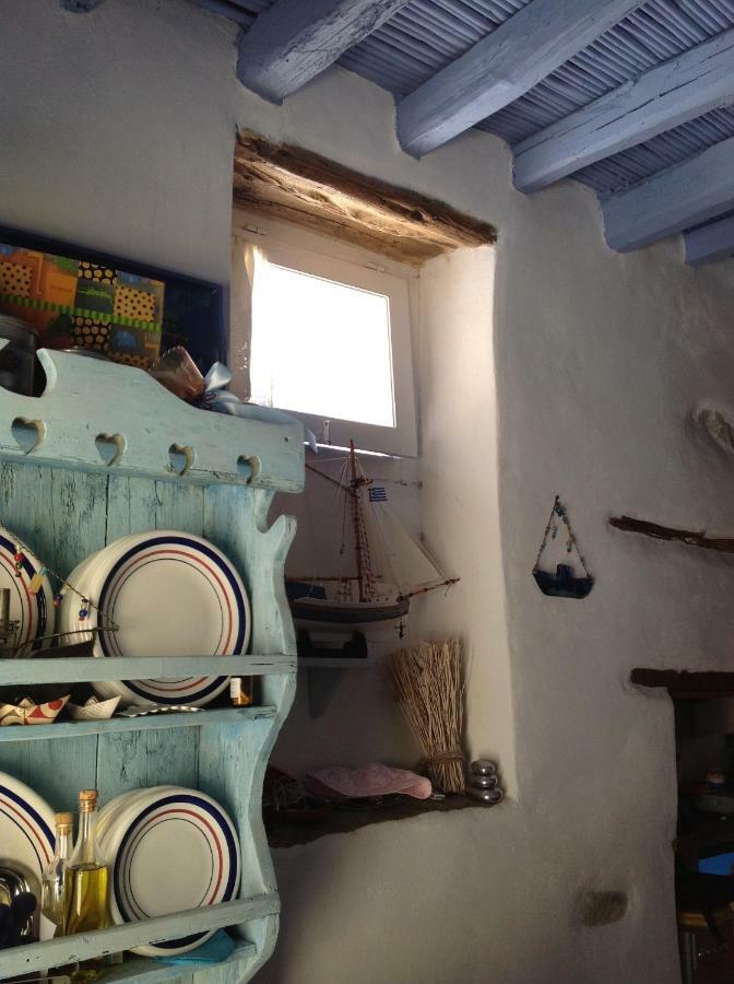 Traditional Medieval Stone House In "Ano Syros" Exterior photo