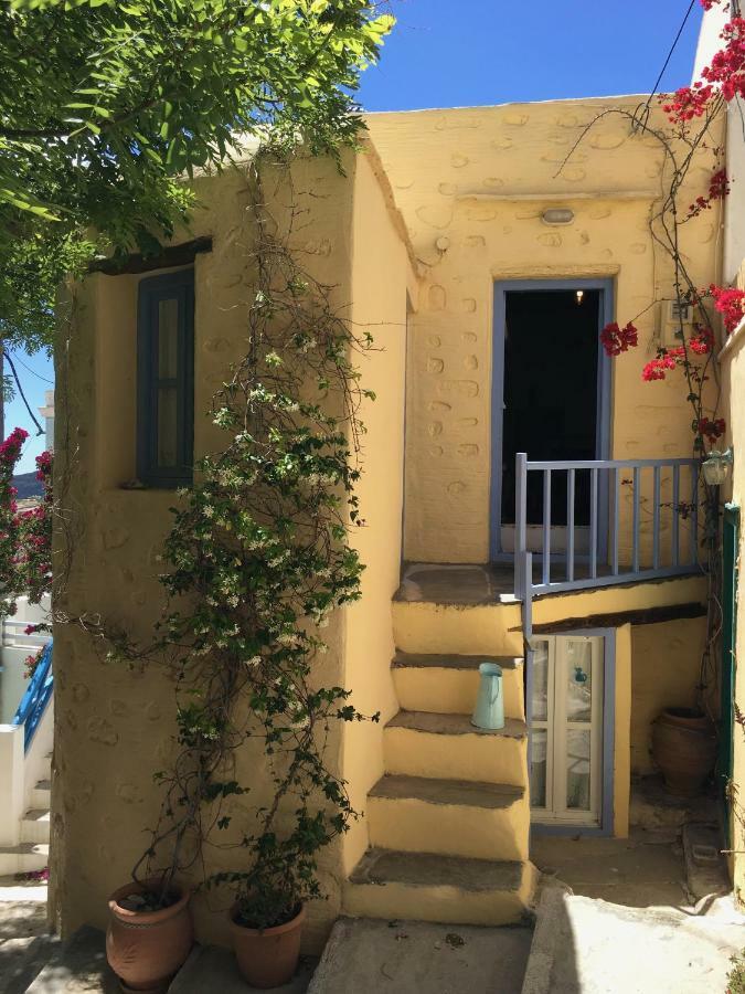 Traditional Medieval Stone House In "Ano Syros" Exterior photo