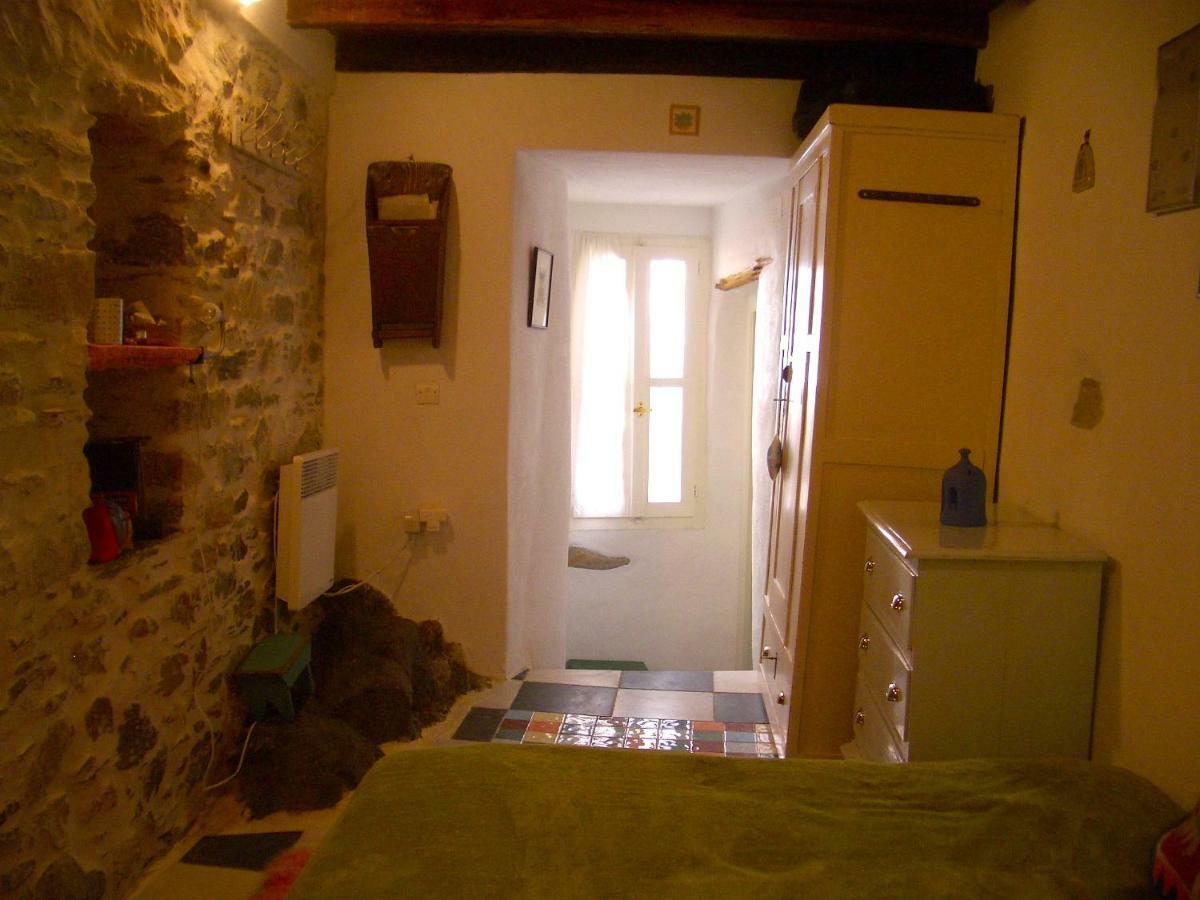 Traditional Medieval Stone House In "Ano Syros" Exterior photo