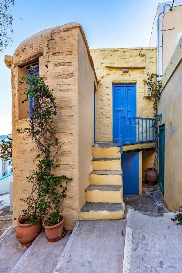 Traditional Medieval Stone House In "Ano Syros" Exterior photo